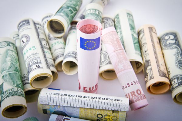Экономист посоветовал россиянам хранить деньги в разной валюте