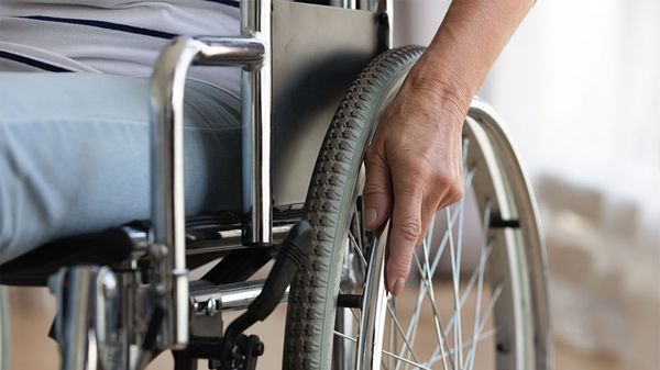 В Пермском крае инвалид-колясочник отсудила у мэрии 30 тысяч после падения на крыльце здания 