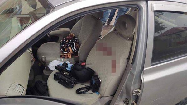Кровь и выбитые стёкла. Опубликованы фото автомобилей журналистов после обстрела в Карабахе