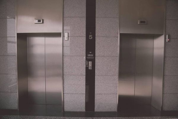 Лифт с тремя пассажирами рухнул в петербургской многоэтажке