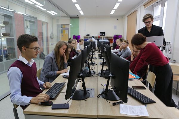 В Москве школьников 6–11-х классов переводят на дистанционку