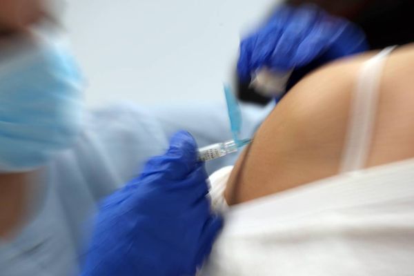 В РАН рассказали, как реагируют участники испытаний на вакцину с живым коронавирусом