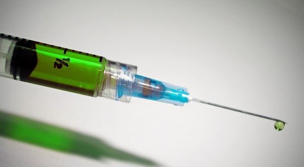 Испытания ещё одной американской вакцины приостановили "из-за предосторожности"