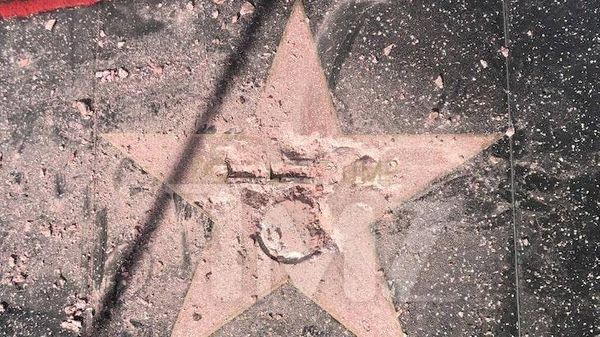 Неизвестный в костюме Халка уничтожил звезду Трампа на голливудской Аллее Славы