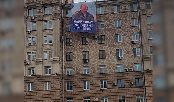 President № 1. В Москве в день рождения Путина вывесили баннер с его фото напротив Посольства США