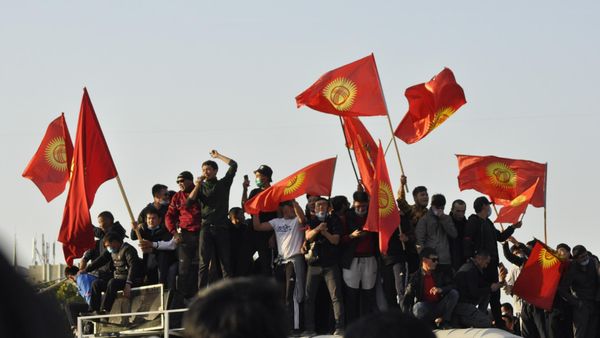 Киргизия закрыла границы для чиновников