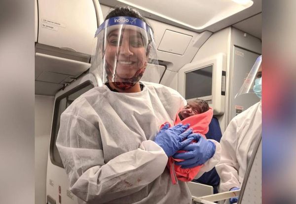 Беременная пассажирка начала рожать прямо во время полёта, но экипаж оказался готов даже к этому