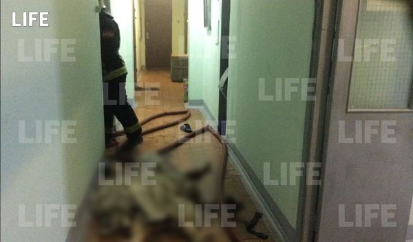 Московские пожарные в горящей квартире нашли тело пожилой женщины с признаками убийства