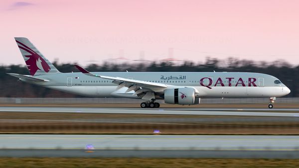 В Qatar Airways заявили, что соблюдать социальную дистанцию в самолётах нереально