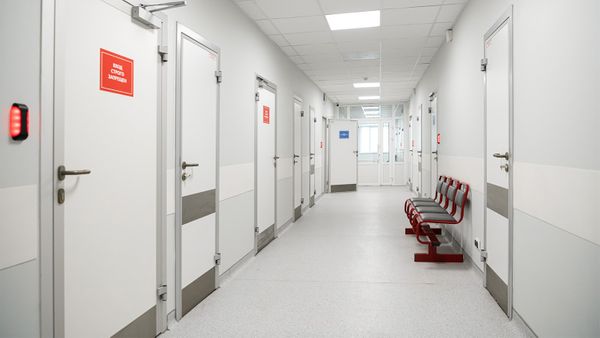 Пациентка с коронавирусом сбежала из больницы в Москве