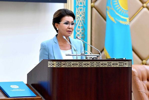 Старшая дочь Нурсултана Назарбаева сложила полномочия депутата сената Казахстана