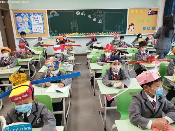 В китайской школе возобновили занятия, придумав хитрость, как заставить детей соблюдать дистанцию