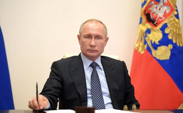Песков заявил, что Путин день и ночь работает над мерами поддержки населения