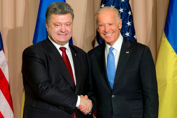 Опубликованы записи переговоров Байдена и Керри с Порошенко с требованиями уволить генпрокурора Украины