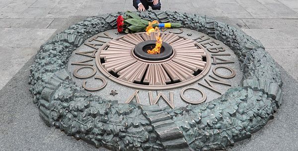 Киевляне несут цветы к Могиле Неизвестного Солдата, несмотря на карантин