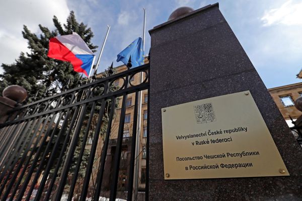 Чехия объяснила усиление безопасности посольства в России