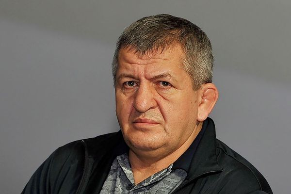 Отца Хабиба Нурмагомедова подключили к аппарату ИВЛ