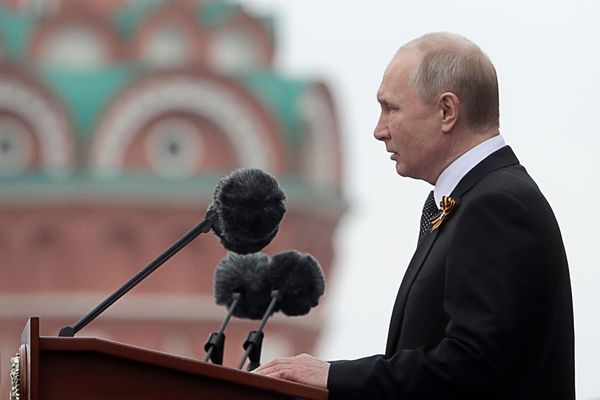 Путин может присоединиться к акции по исполнению песни "День Победы"