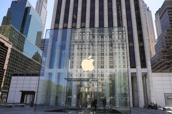 Apple откроет часть магазинов и сервисных центров в США в понедельник 