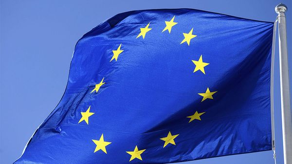 Еврокомиссия обвинила Россию в "распространении теории заговора" в Европе