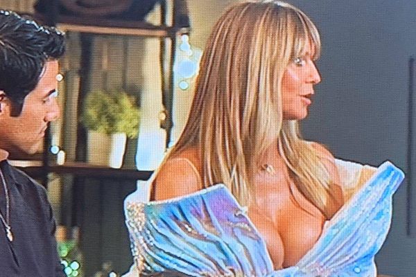 Хайди Клум испортила финал популярного шоу, надев платье, в которое никак не помещалась её грудь