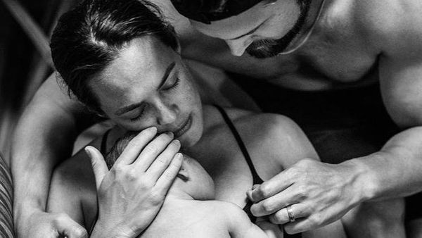 Актриса поделилась душераздирающим фото, где убаюкивает сына-младенца, умершего при родах