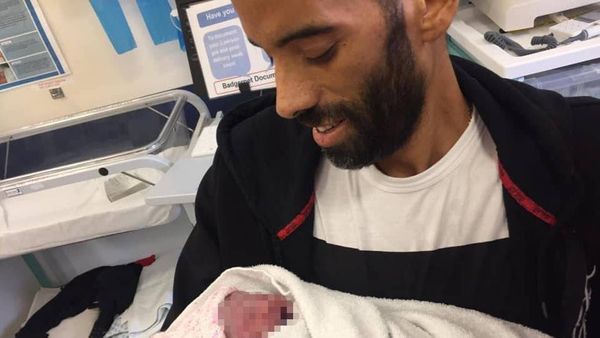 Трогательные фото: онкобольной отец исполнил мечту, взяв дочку на руки, и через 2 дня его не стало