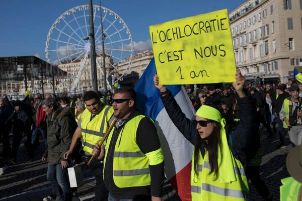 "Жёлтые жилеты" впервые вышли на акцию протеста после снятия ограничений во Франции