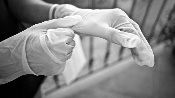 Медик рассказал, чем заменить одноразовые перчатки для профилактики коронавируса