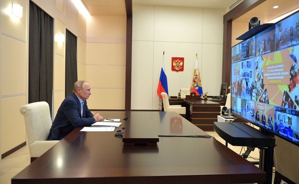 Политолог объяснил решение Путина выделить средства на гранты волонтёрам