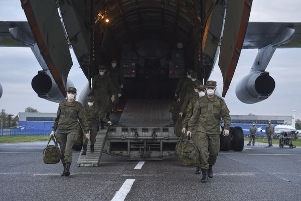 Посол Сербии осудил политизацию помощи России другим странам в борьбе с пандемией