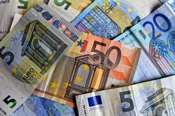Евро впервые за два месяца опустился ниже 79 рублей