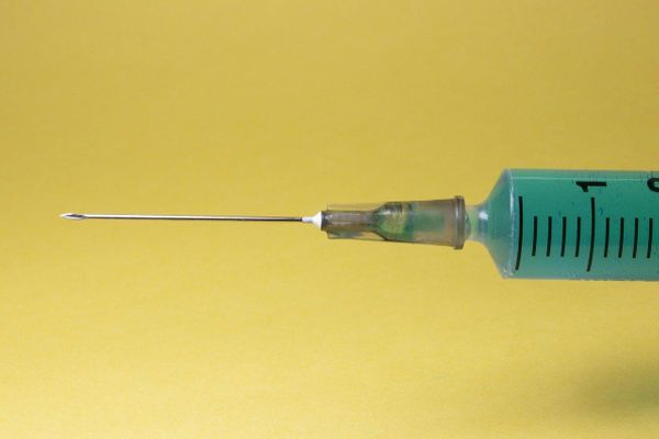Вирусолог оценил шансы на эффективность американской вакцины, протестированной на людях