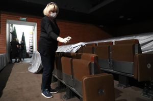 "Превратились в цирк". Театр на Таганке затравили в Сети из-за конфликта со зрительницей без маски