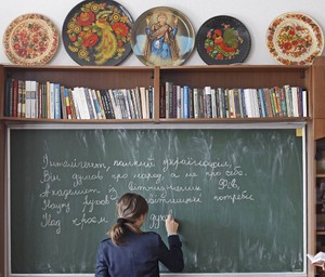 "Парадоксальная ситуация". Школьников на Украине заставляют учиться на мове, но сами они говорят на русском