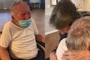 Супруги 60 лет провели вместе, но карантин разделил их на 7 месяцев — видео трогательной встречи