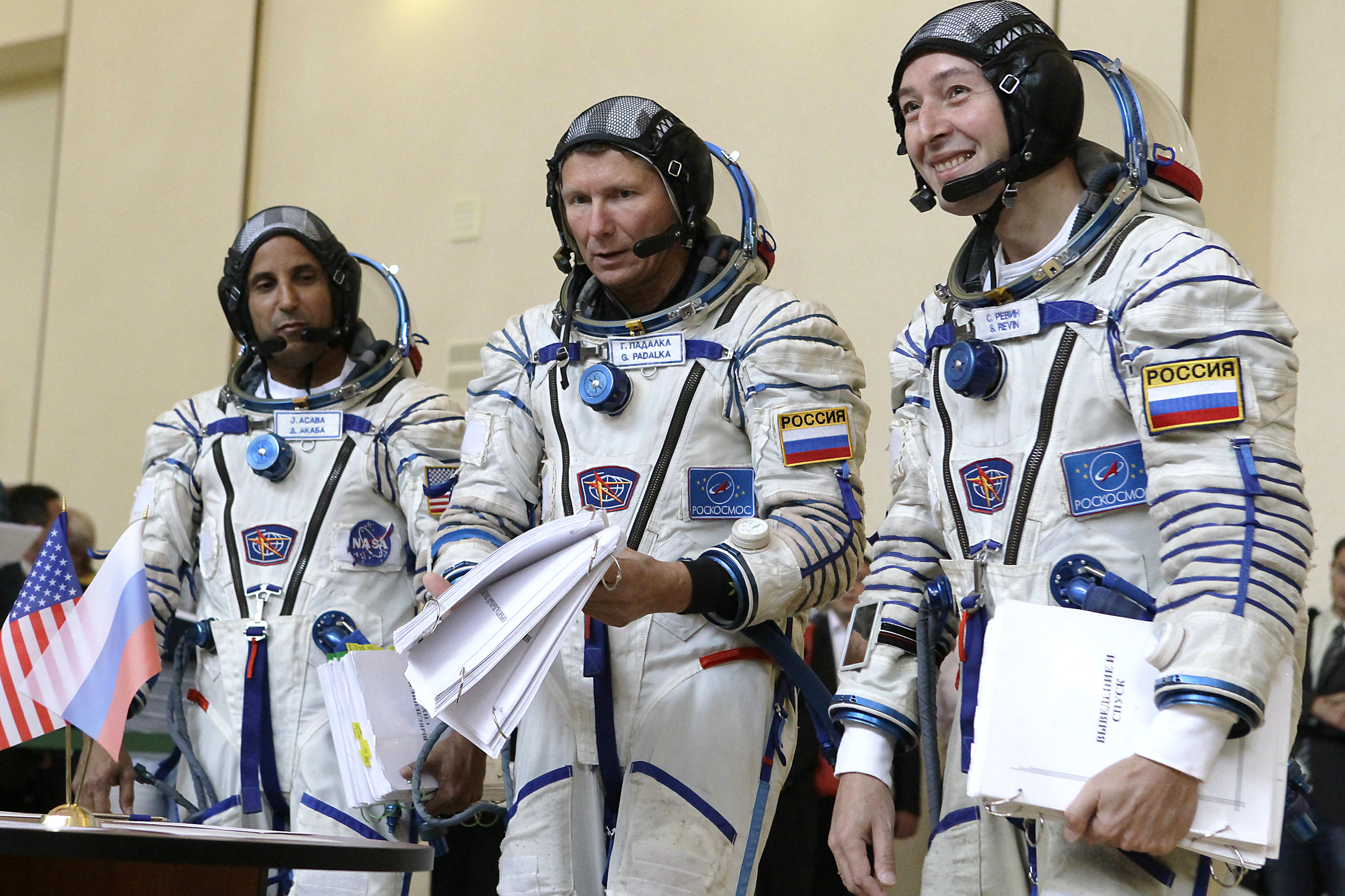 Геннадий Падалка в 2011 году Центре подготовки космонавтов в Подмосковье (в центре). Фото: © РИА Новости/Руслан Кривобок