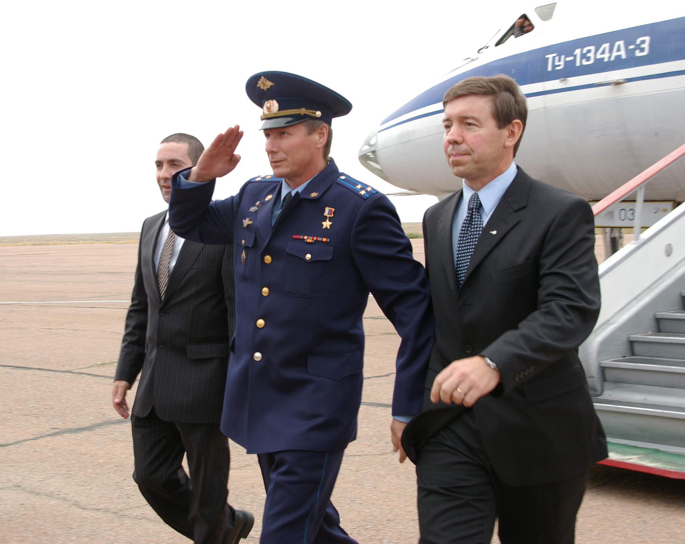 Геннадий Падалка в 2008 году на космодроме Байконур (в центре). Фото: © РИА Новости/Сергей Казак