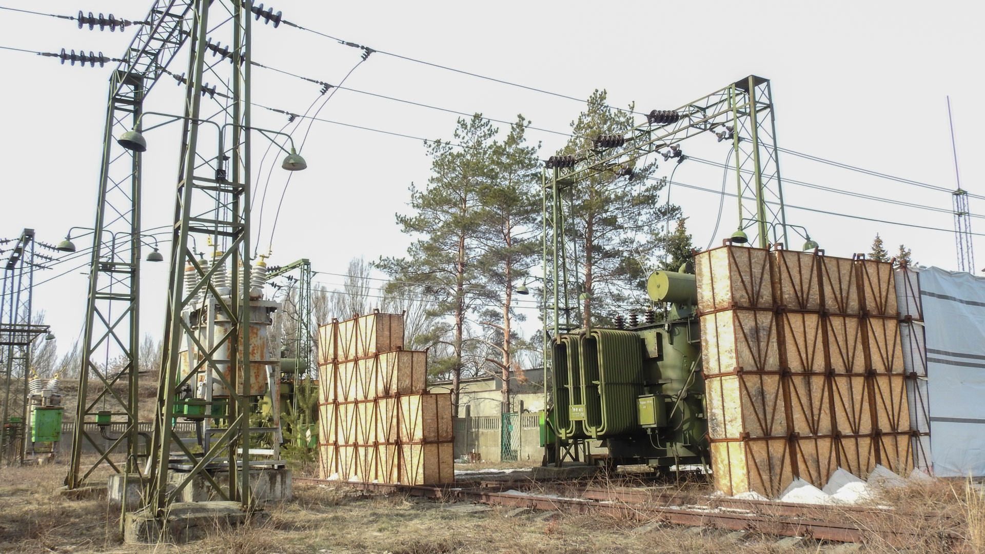 Ограждения, построенные сотрудниками насосной станции вокруг трансформаторов, питающих объект. Фото: © Станислав Обищенко
