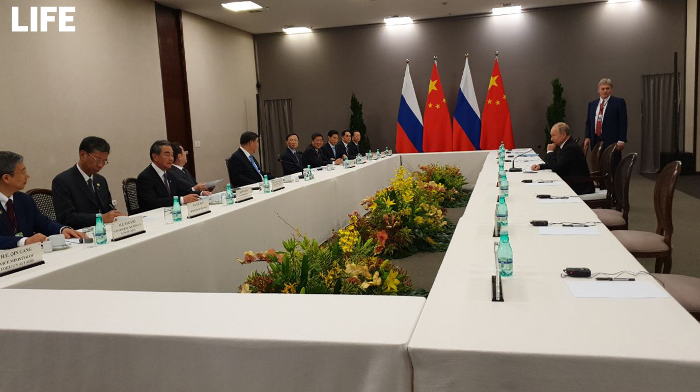 Путин в ожидании российской делегации на переговорах с китайской стороной. Фото © LIFE