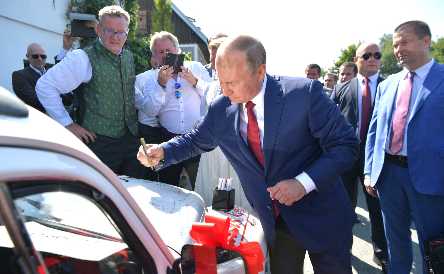 Президентской рукой. Где оставлял автографы Владимир Путин?