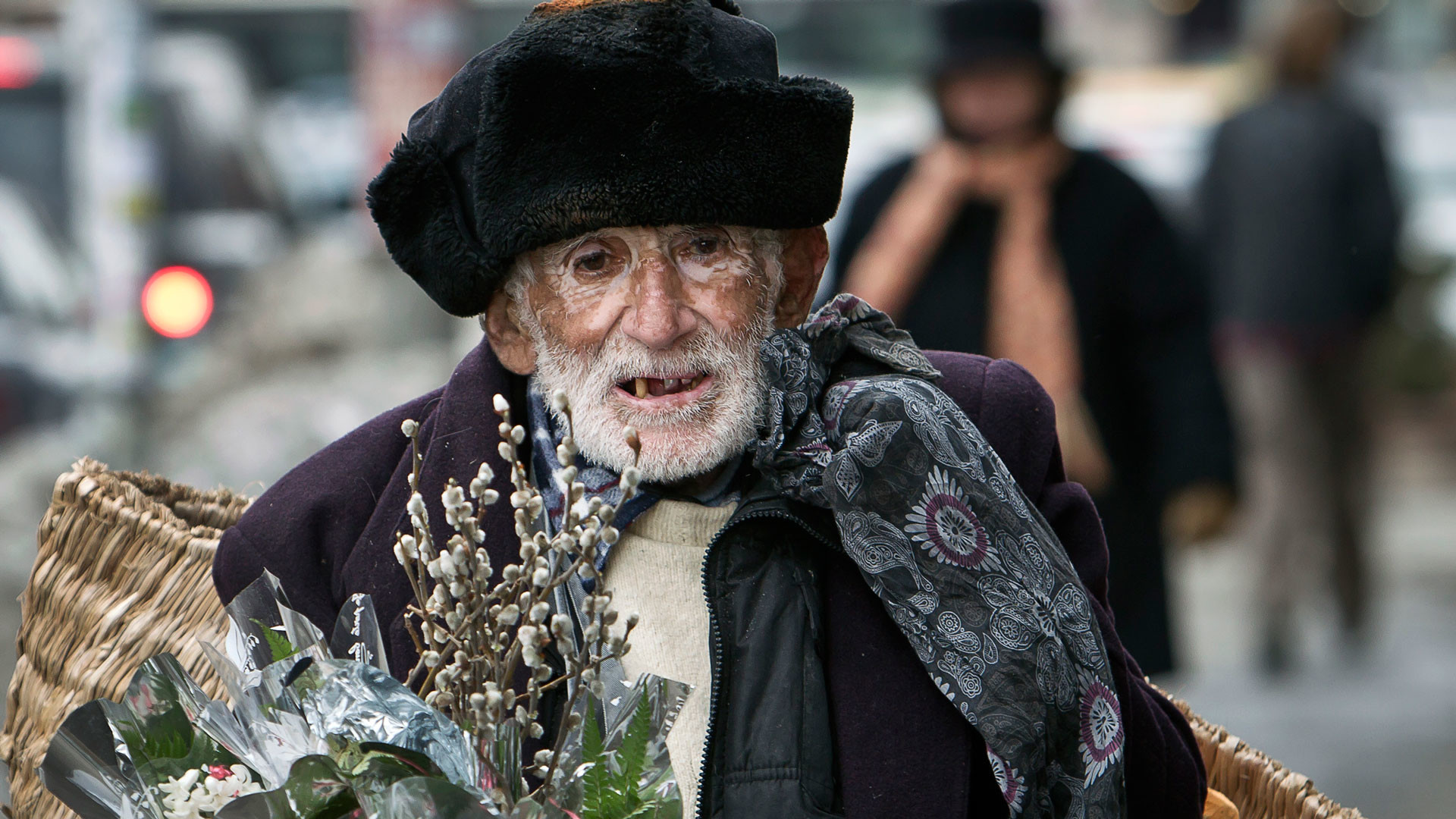Приветливый старик. Дедушка с цветами. Старичок с цветами. Старик с букетом. Цветы для дедушки.