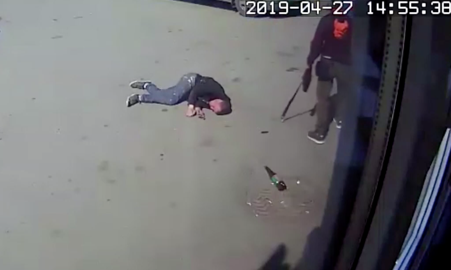 Кадр из видео с избиением. Соцсети