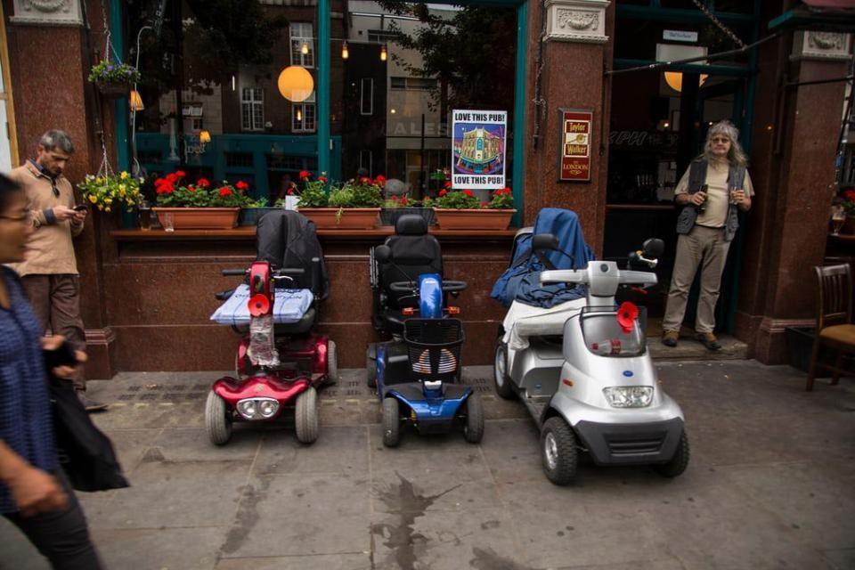Фото ©MARCO SCONNOCCIA/ На таких мотоциклах приезжают к бару в районе Ладброк Гров
