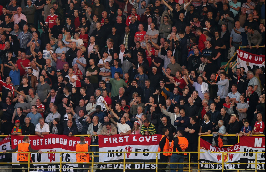 Фанаты "Манчестер Юнайтед" на выезде. Фото: Twitter/BigSportGB