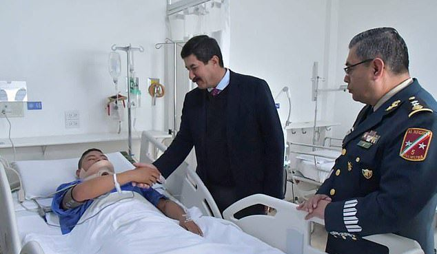 Губернатор штата Хавьер Корраль приехал к Раулю Флоресу в больницу. Фото: CEN