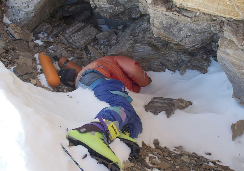 "Зеленые ботинки". Самое известное тело погибшего альпиниста на Эвересте, по которому другие восходители определяют достижение высоты в 8,5 тыс. метров. Фото: © Wikipedia/ Maxwelljo40