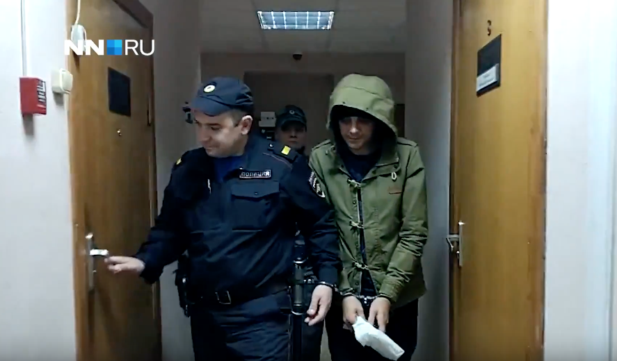 Тюрина выводят из зала суда. Кадр видео NNRU Новости Нижнего Новгорода
