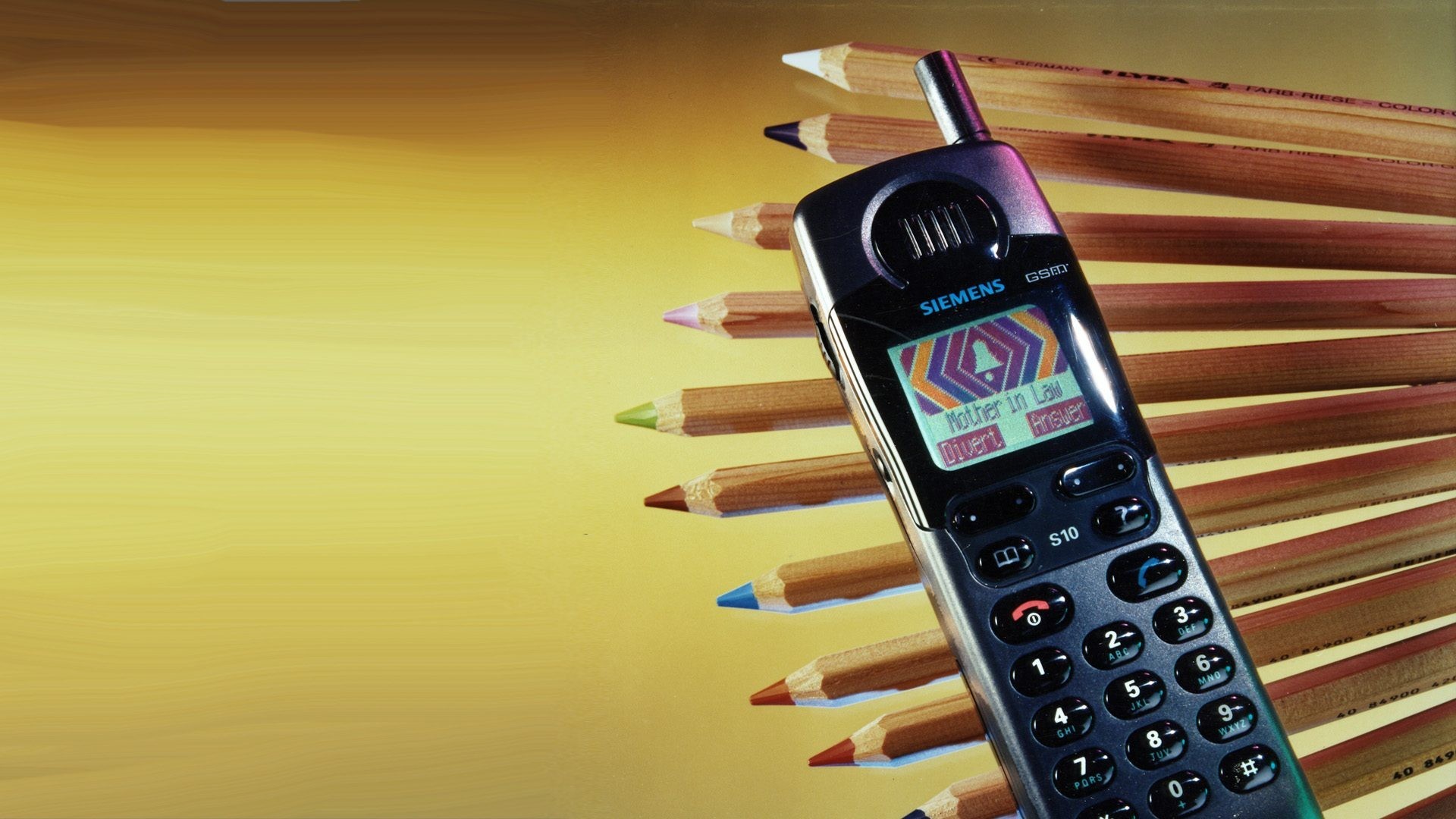 Телефон стал горячим. Телефон 1996. Первый сотовый телефон с диктофоном и цветным дисплеем. День рождения мобильного телефона. Сотовые телефоны 1996г.