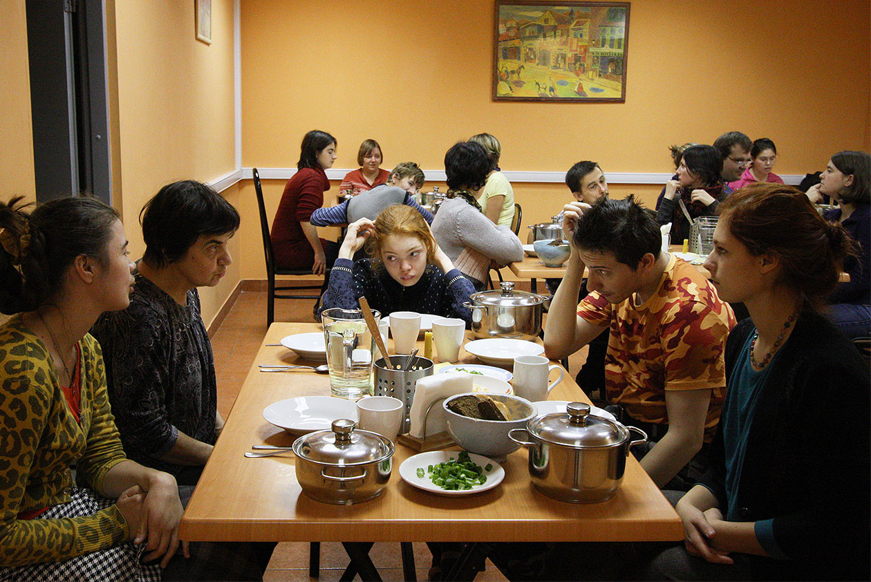 Ученики центра социальной реабилитации "Турмалин" в столовой во время обеда. Фото: © РИА Новости / Мария Алексеева